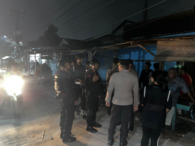 Personel Sat Brimob Polda Sumut turun ke lokasi bentrok di Mandala. [Istimewa]